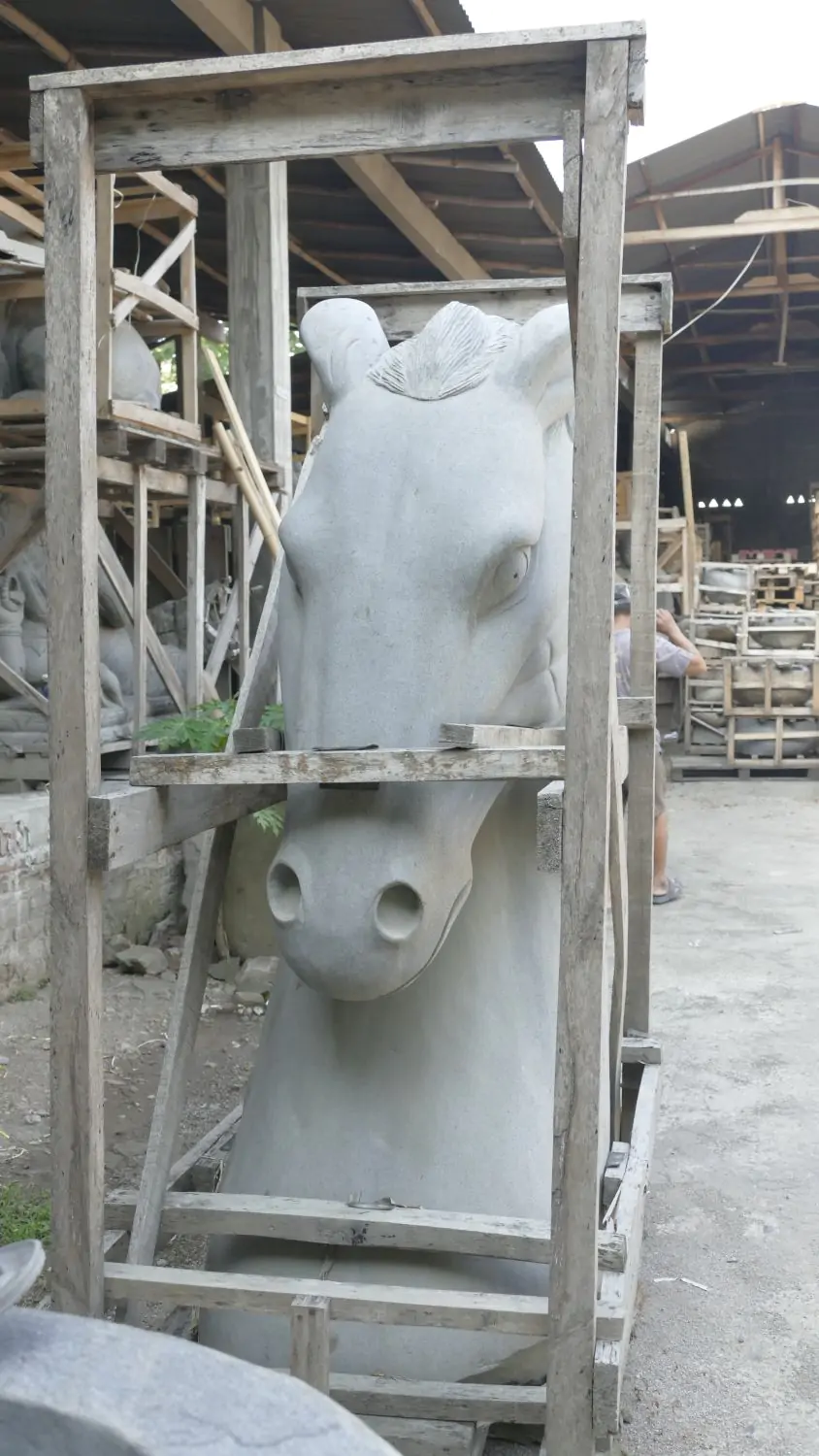  Product image 7 of the product “Head of a Horse made from Riverstone, looking down. 195cm Height. ”